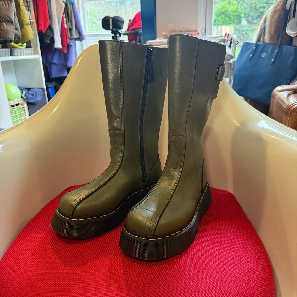 Dr. Martens Buzz Hi in Green